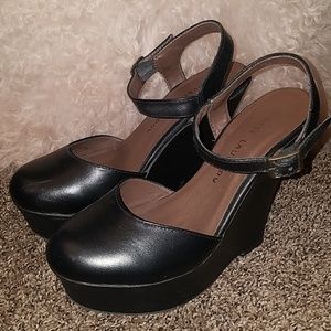 Chinese Laundry Black Wedges